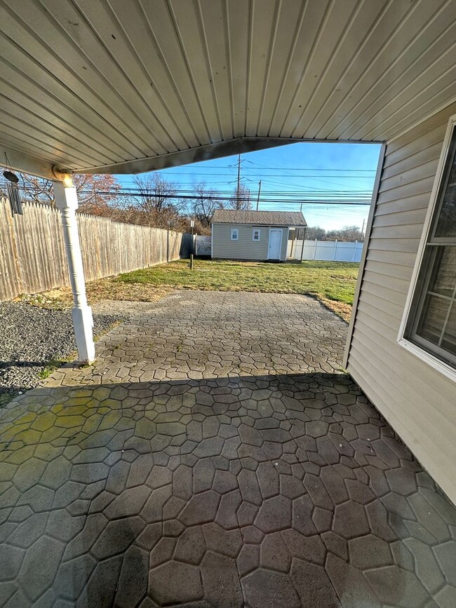 Building Photo - 4 bed 1.5 bath updated rancher new stainle...