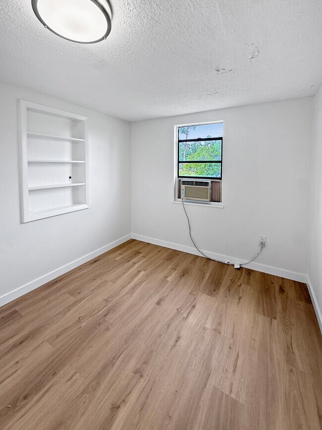 Building Photo - 204 2nd St