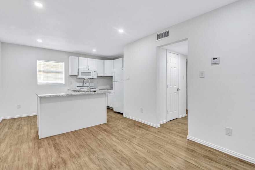 Building Photo - 901 Bessie St