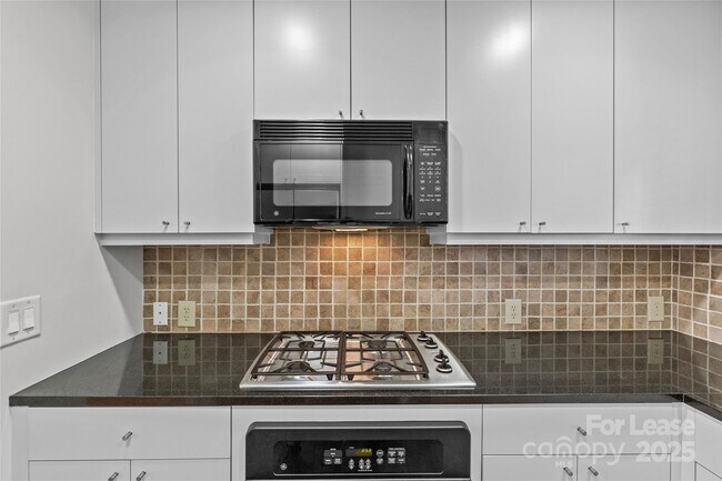 Building Photo - 420 Queens Rd