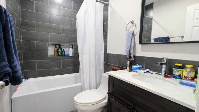 Building Photo - 40 N Golfview Ct