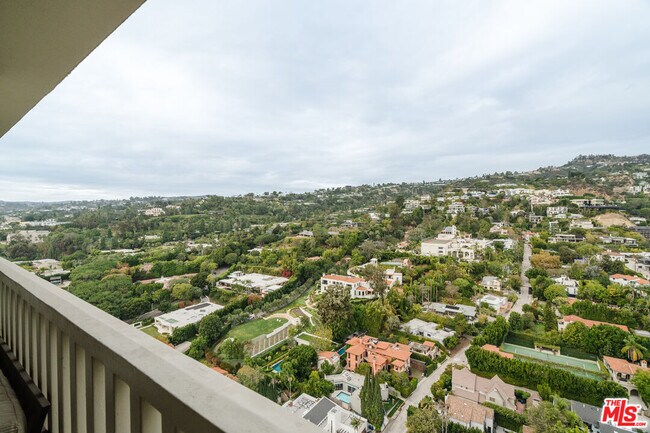 Building Photo - 9255 Doheny Rd
