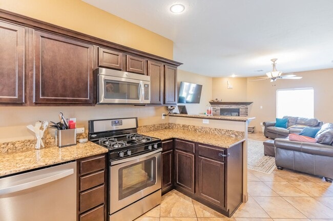 Building Photo - Beautiful 3 Bed 2 Bath Home