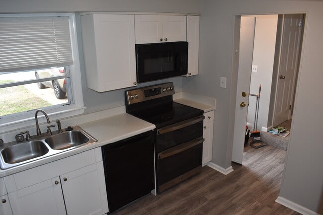 Building Photo - 5559 New Colony Dr