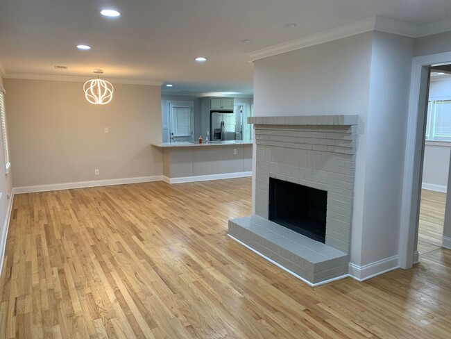 Building Photo - Totally Updated Home on Oak Bowery