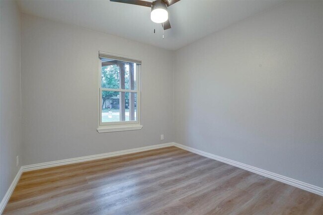 Building Photo - 600 Bramble Dr