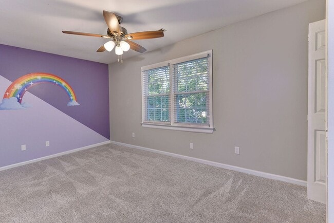 Building Photo - Updated, Spacious, Large Backyard in Newpo...