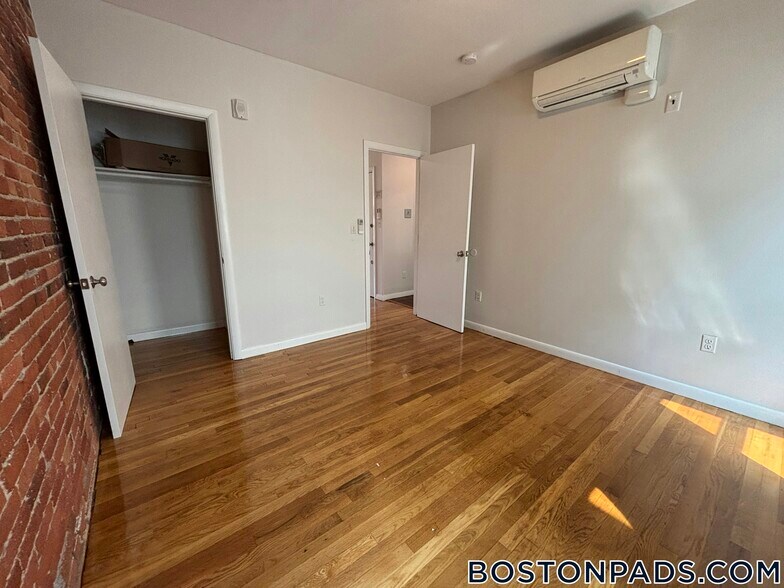 Building Photo - 164 Broadway