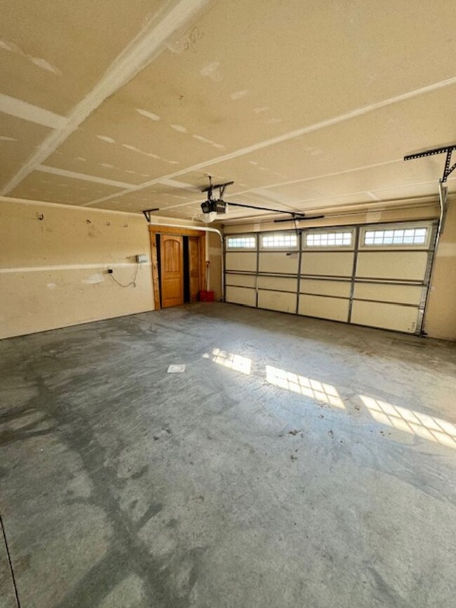 Building Photo - Charming 3-Bedroom, 2-Bathroom Single-Leve...