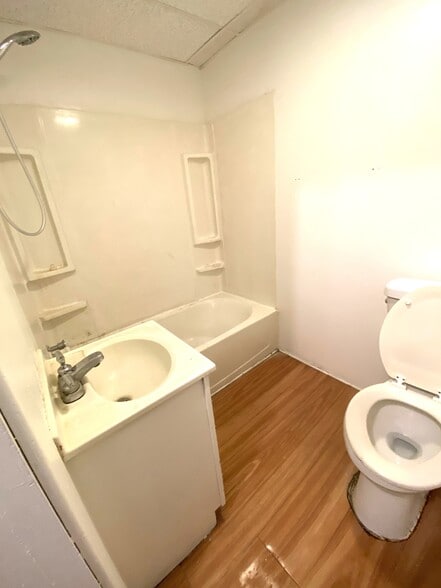 Building Photo - 526 E 22nd St