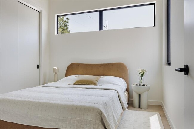 Building Photo - 2206 Holly St