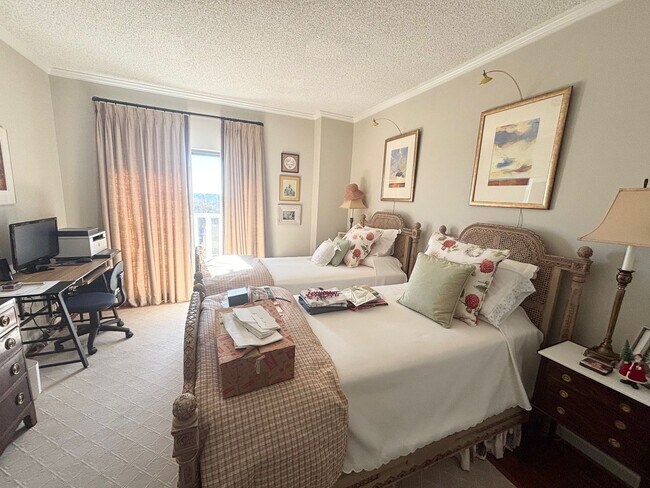 Building Photo - Luxury Living at its Finest!