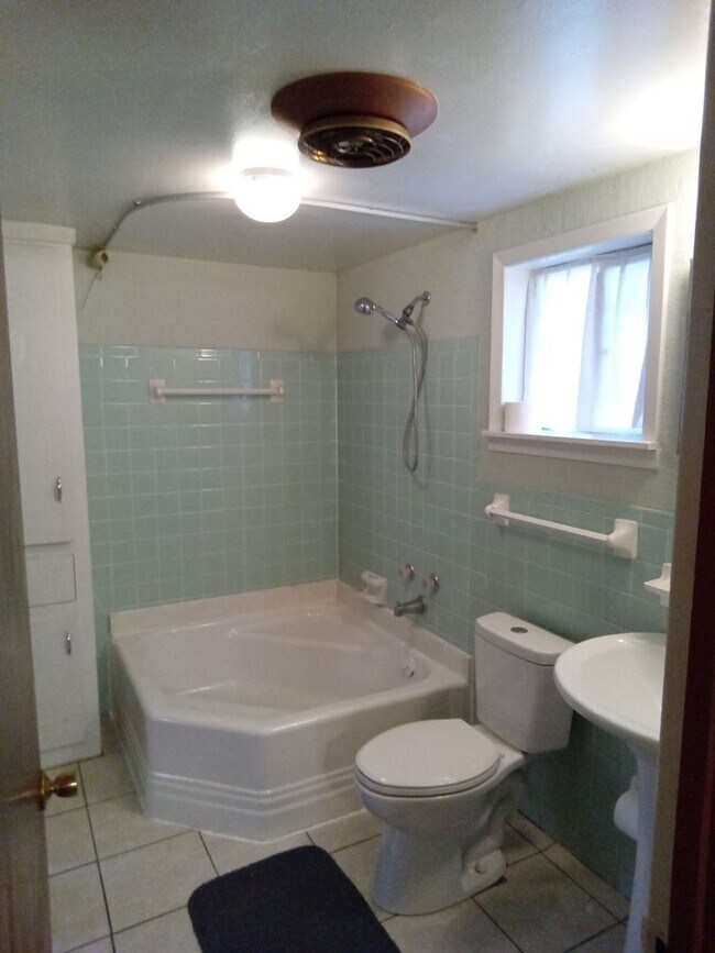 Building Photo - Old Greenacres!!