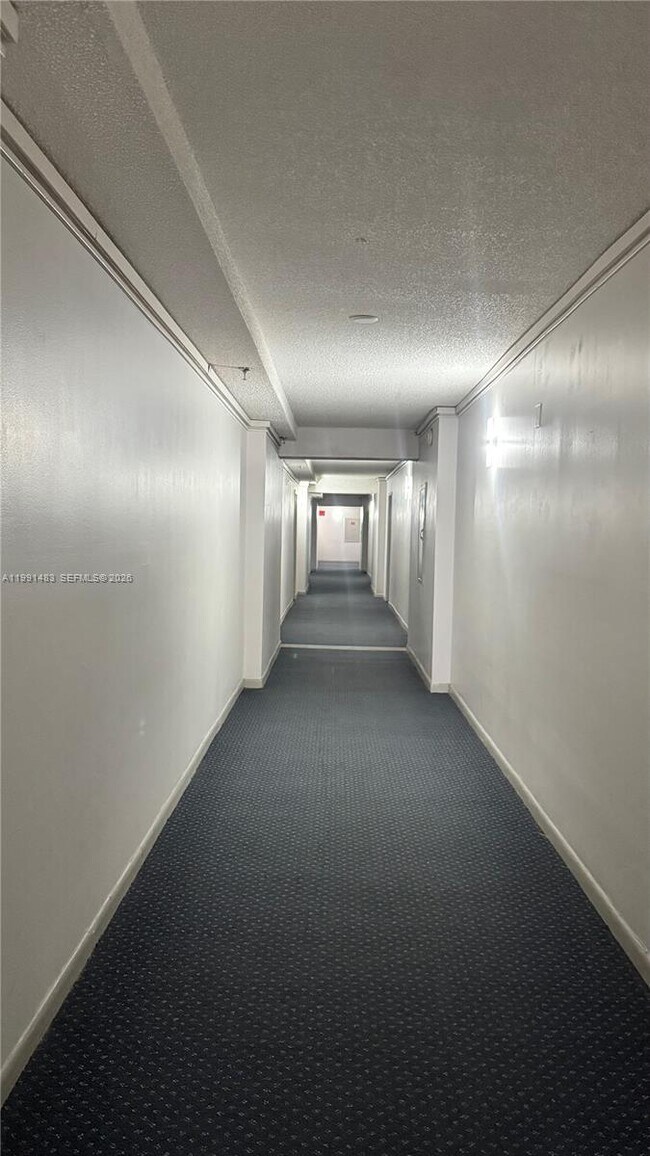 Building Photo - 17021 N Bay Rd