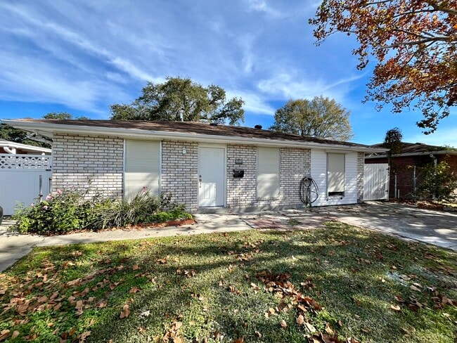 Building Photo - 1021 Sandalwood Dr