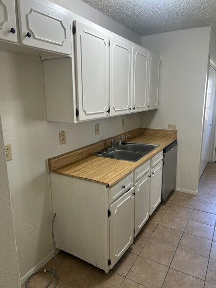 Building Photo - 420 Fox Dr