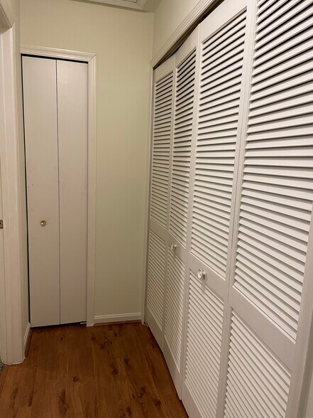 Building Photo - 8 Deer Run Ct