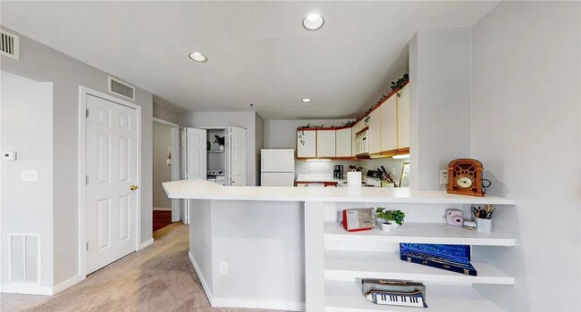 Building Photo - "Charming 1-Bedroom Condo with Mountain Views & Pool in Prime Boulder Location!"