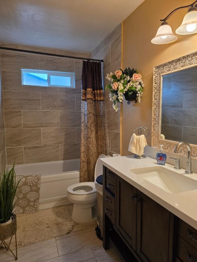 Building Photo - 2217 Colonial Ct