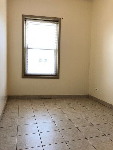 Bedroom with Closet - 1425 W Wilson Ave
