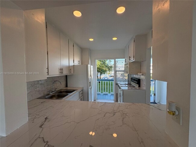 Building Photo - 2223 Park Ln