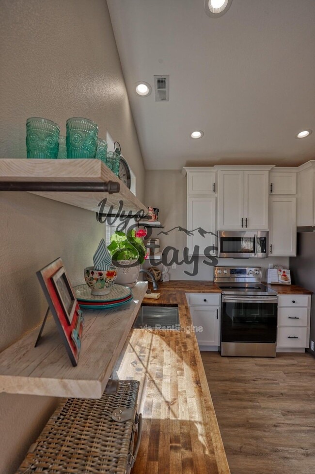 Building Photo - 847 Lincoln Dr