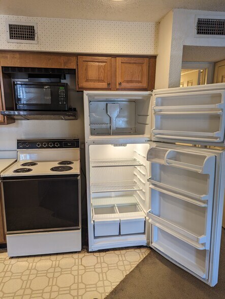 Building Photo - 10855 Meadowglen Ln