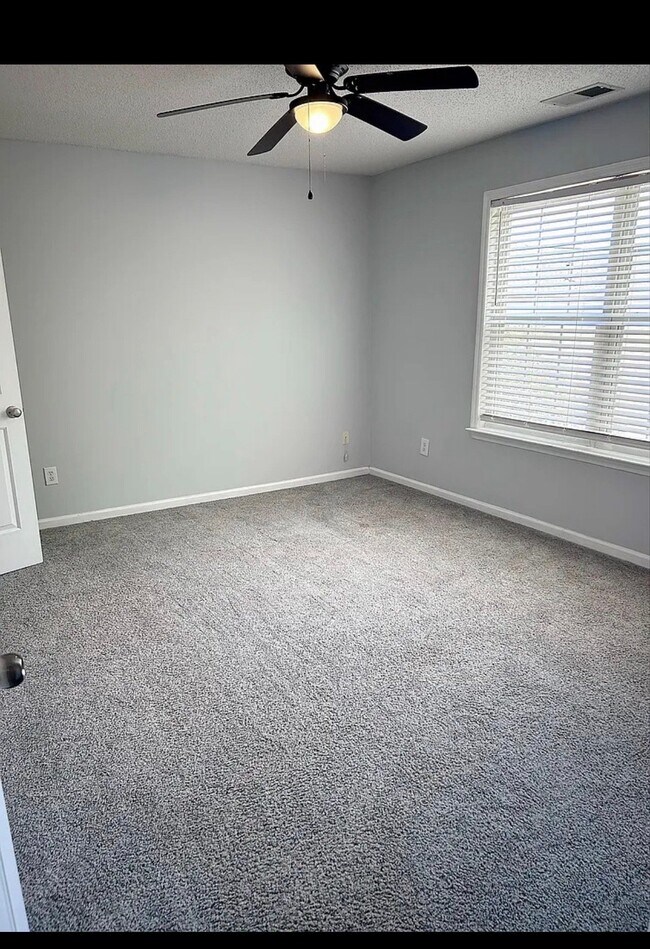 Building Photo - 8662 Meadowmont View Dr