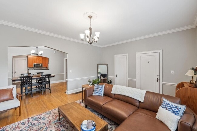Building Photo - 813 Kenwood Pkwy
