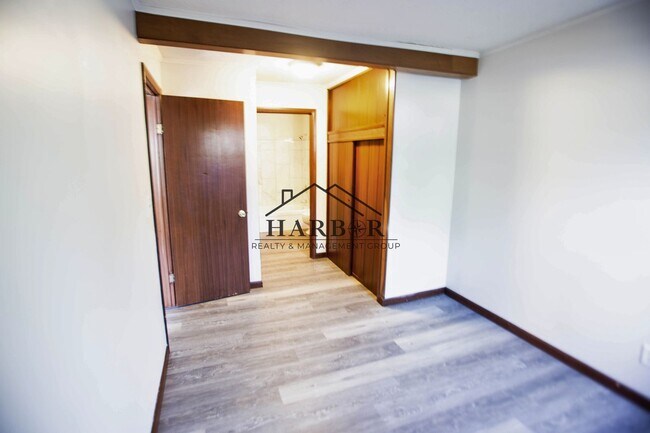 Building Photo - 440 Church Ave