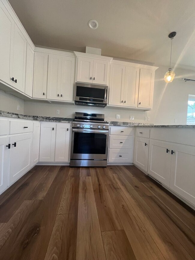 Building Photo - Charming three bedroom townhouse in the heart of Talent! | Available Mid May