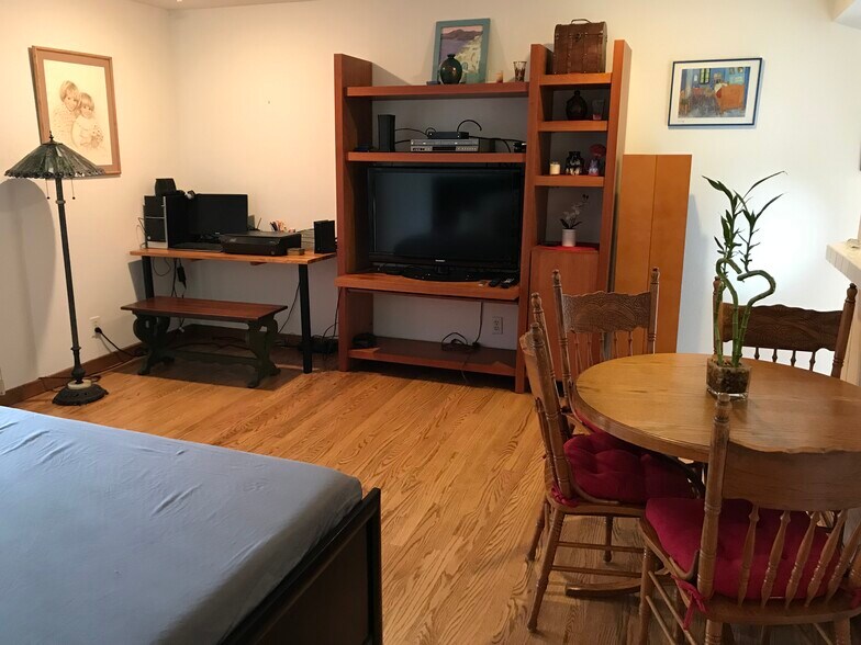 Building Photo - 6000 Bixby Village Dr