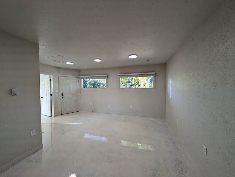 Building Photo - 5855 S View Rd