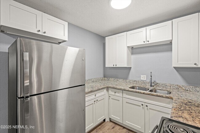 Building Photo - 2739 King Cole Dr
