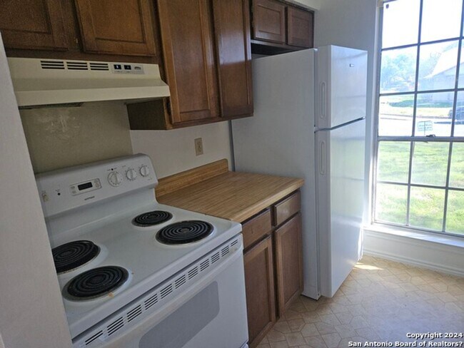 Building Photo - 2/2 Duplex