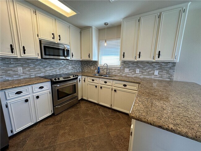 Building Photo - 14905 Dasmarinas Dr
