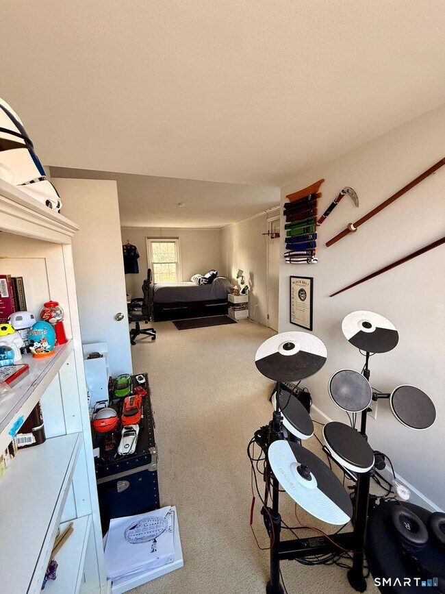 Building Photo - 12 Belaire Dr