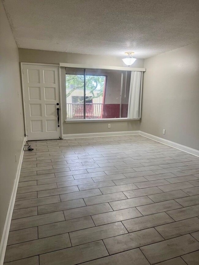 Building Photo - New Listing!