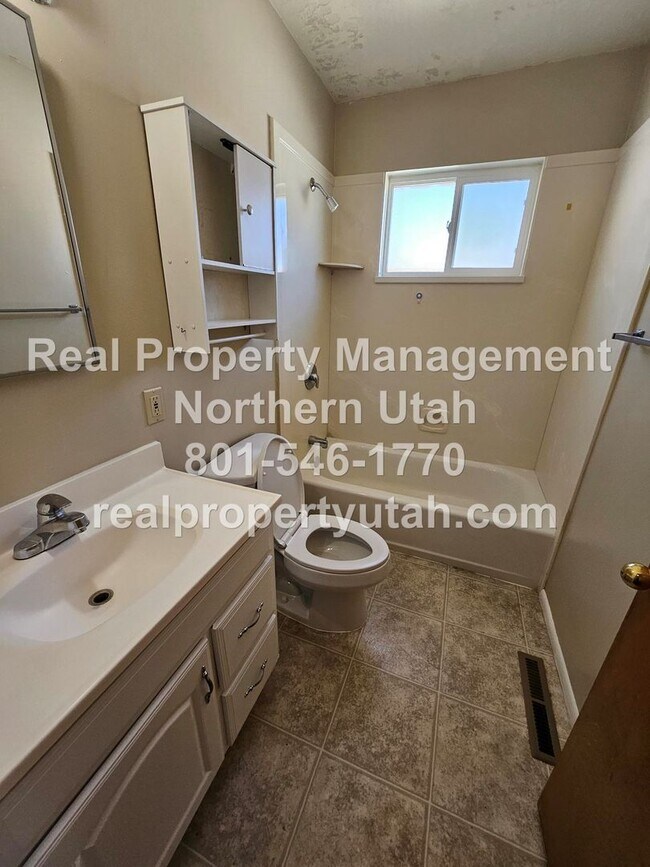 Building Photo - 3 Bedroom Duplex in Ogden Coming Soon!