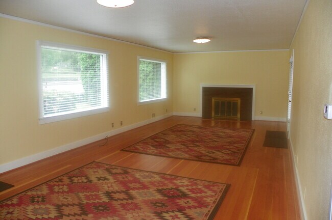 Building Photo - PETS CONSIDERED! Located in Bend's HISTORIC District, Walk to Drake Park! A/C, All Appliances, Ha...
