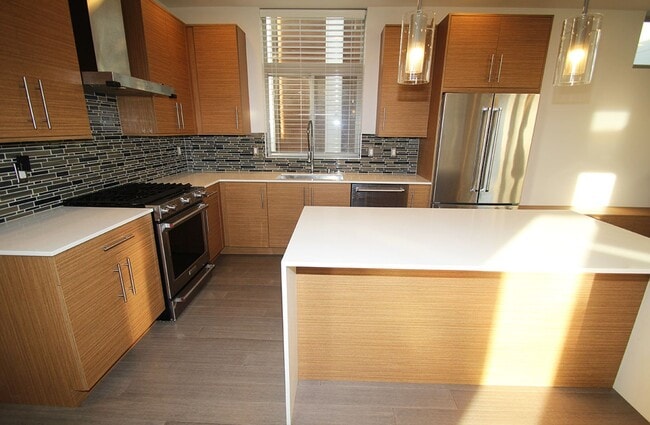 Building Photo - LUXURY BALLARD TOWNHOME W HIGH END FINISHE...