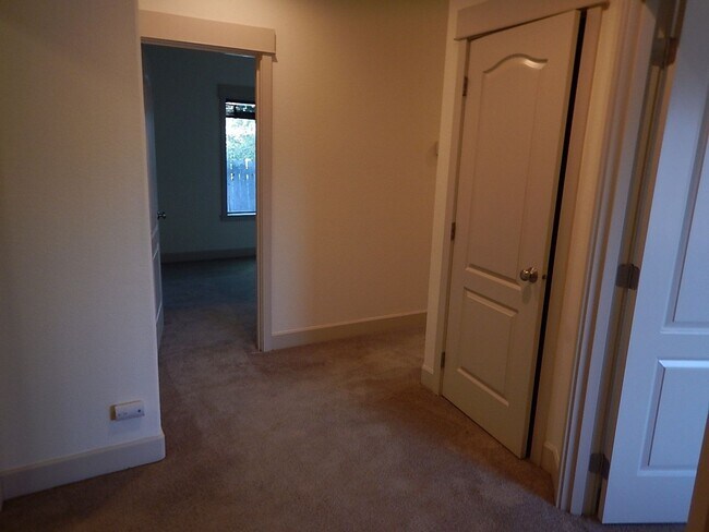 Building Photo - 2 Story, 3 Bedroom, 3 Bathroom House in He...