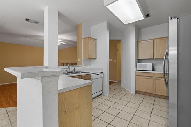 Building Photo - 2100 Desco Dr