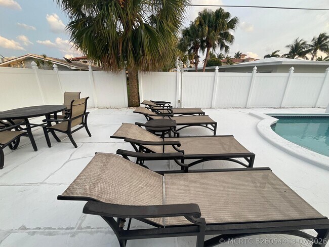 Building Photo - 1061 Bimini Ln