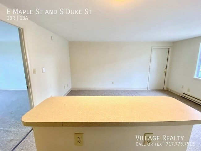 Building Photo - 501 E Maple St