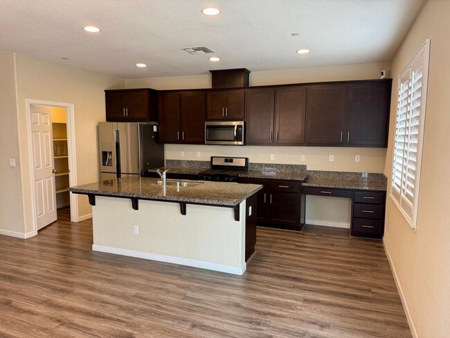 Building Photo - Spacious 4 Bedroom 3 1/2 Bath Home Available Now