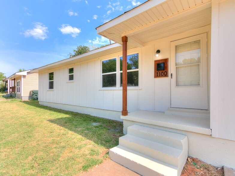 Building Photo - 1100 Sycamore Dr