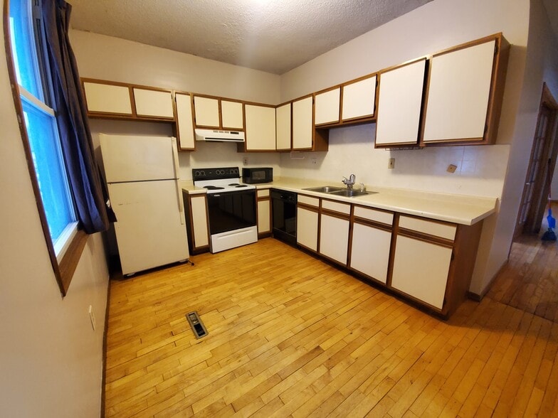 Building Photo - 616 Fillmore st ne