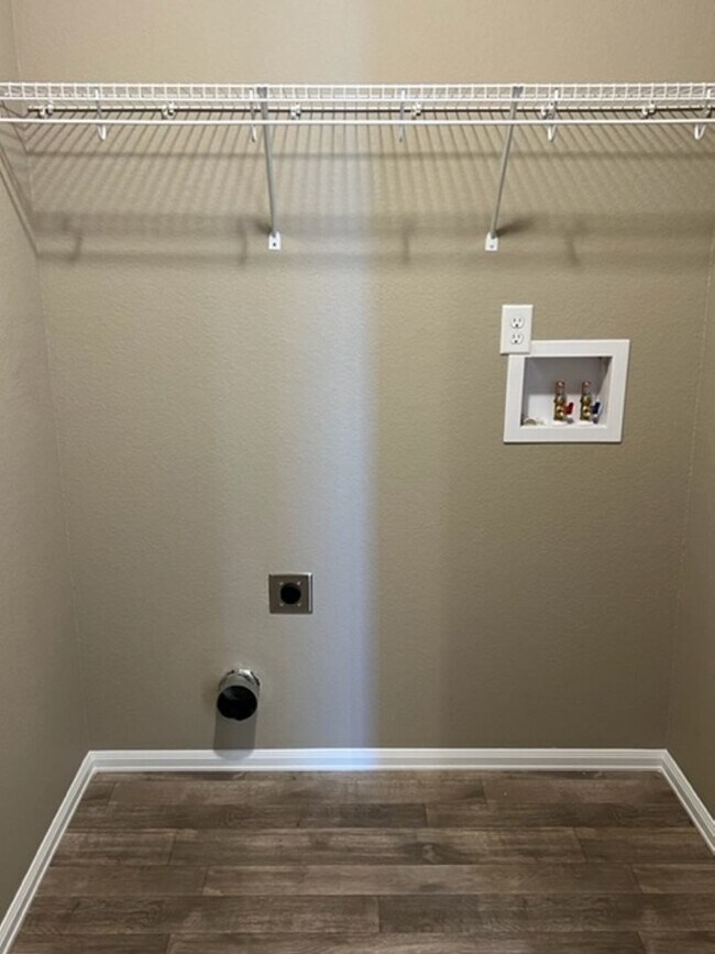 Building Photo - PRACTICALLY NEW 3 Bedroom Townhome