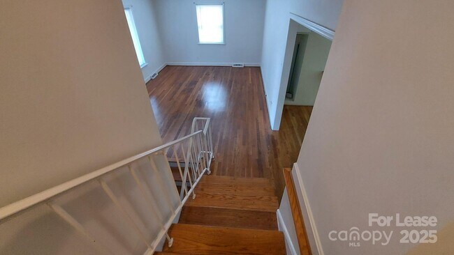 Building Photo - 3813 Selwyn Ave